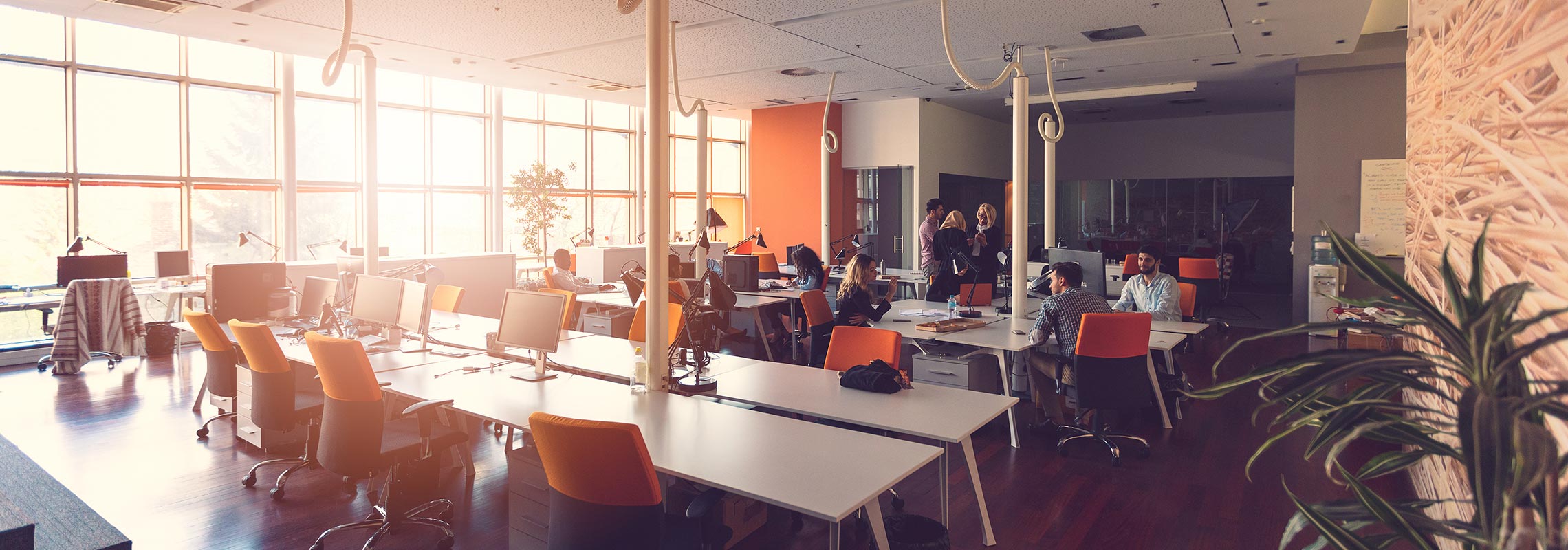 Großraumbüro mit Mitarbeitern
