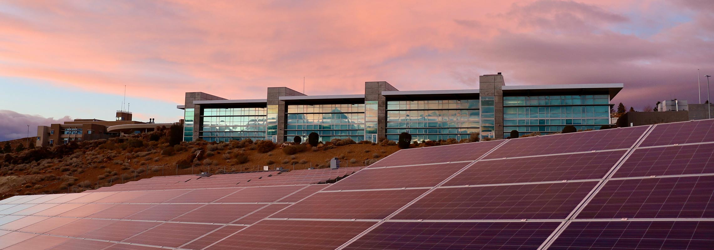 PV-Anlage am Dach einer Büroimmobilie
